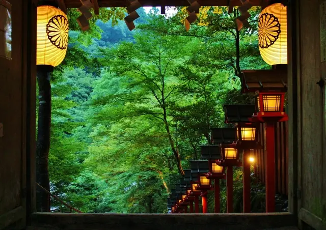 貴船神社 - 石段と灯籠